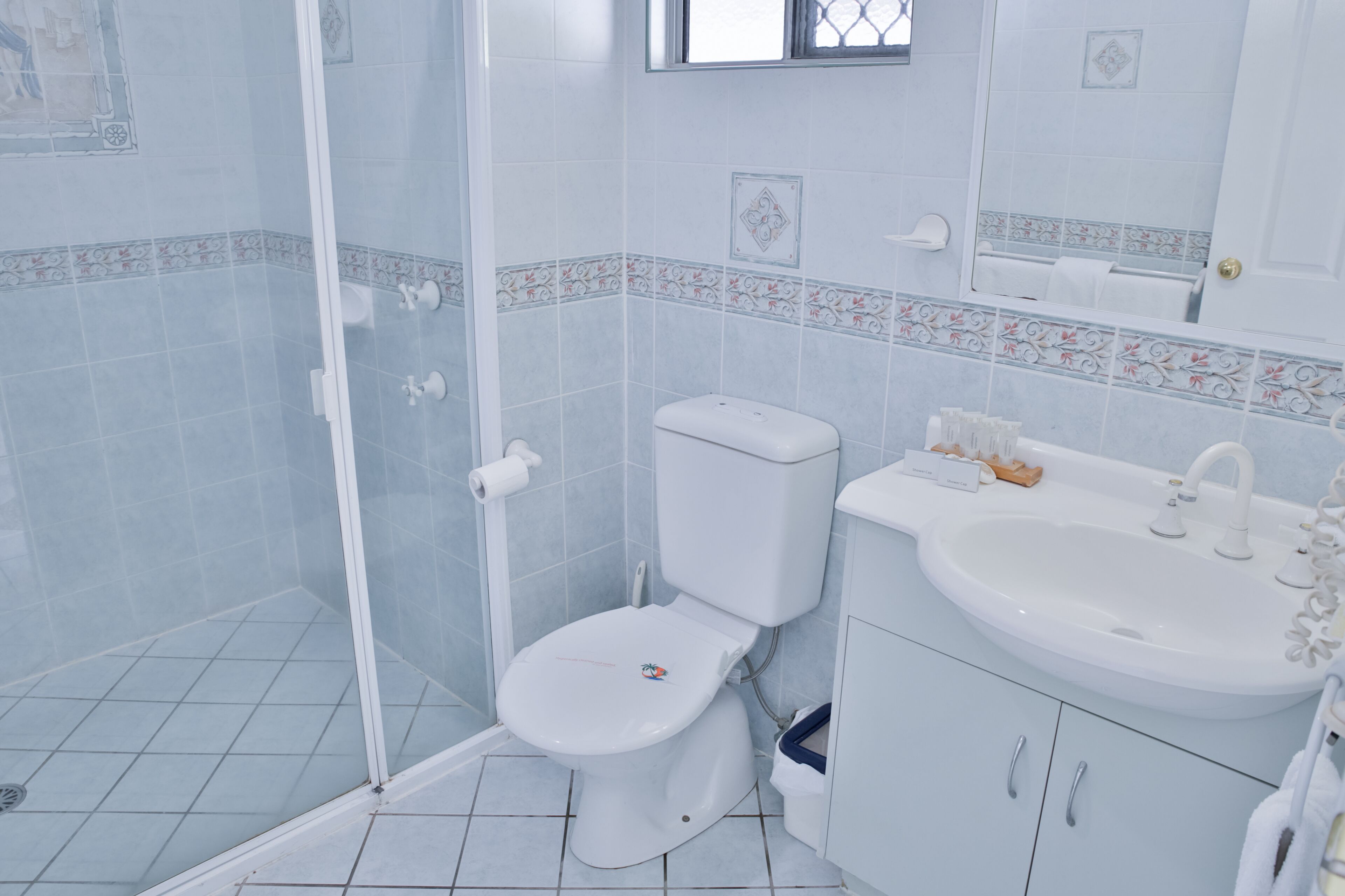 Un baño con inodoro, lavamanos y ducha.
