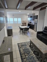 Deluxe Apartment - 3 Bedroom | Roupas de cama premium, espaço de trabalho para notebook