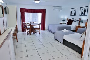Family Room, 1 Queen Bed & 2 Single Beds | 客房景觀