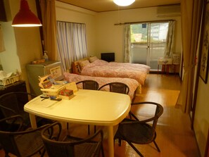 Zimmer (Futami Terrace C) | Essbereich im Zimmer