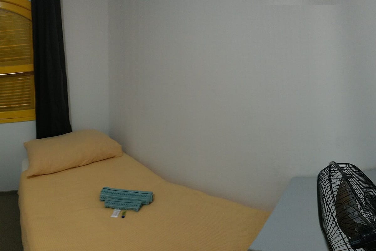 Habitación de diseño con 2 camas individuales | Wifi gratis y ropa de cama