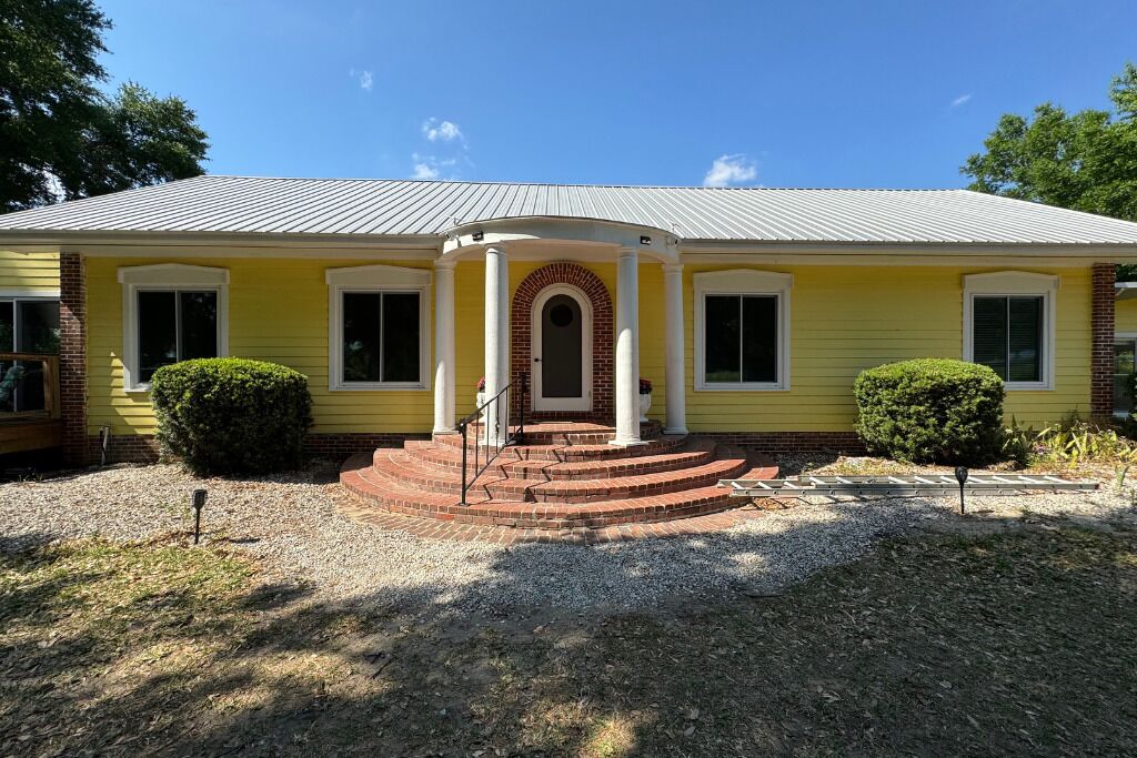 Vibrant 1936 Lakefront Hideaway