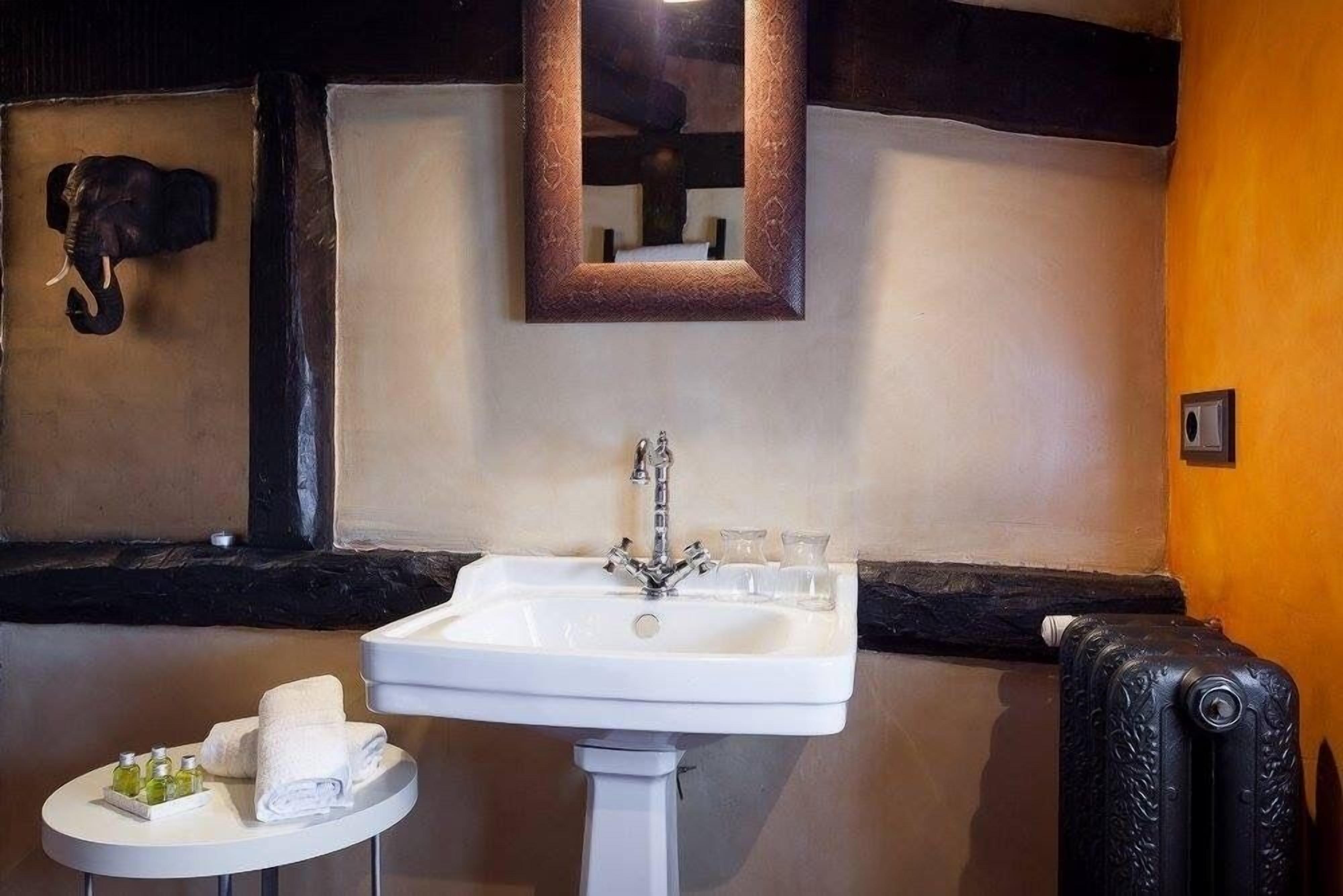 economy double room | bathroom | separate bathtub and shower, deep-soaking bathtub, rainfall showerhead