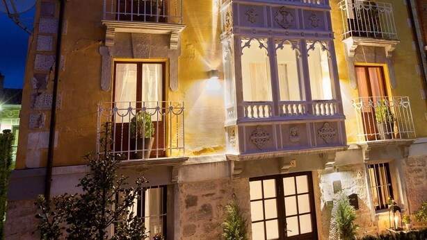 A multi-story building with balconies, large windows, and decorative architectural details. - Hotel Boutique Valle de Oca (Valle de Oca)