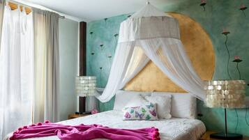 Suite estudio junior, chimenea | Decoración personalizada, cortinas blackout, wifi gratis y ropa de cama