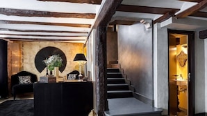 A modern interior with a staircase, a black sofa, and a decorative wall piece. - Hotel Boutique Valle de Oca (Valle de Oca)