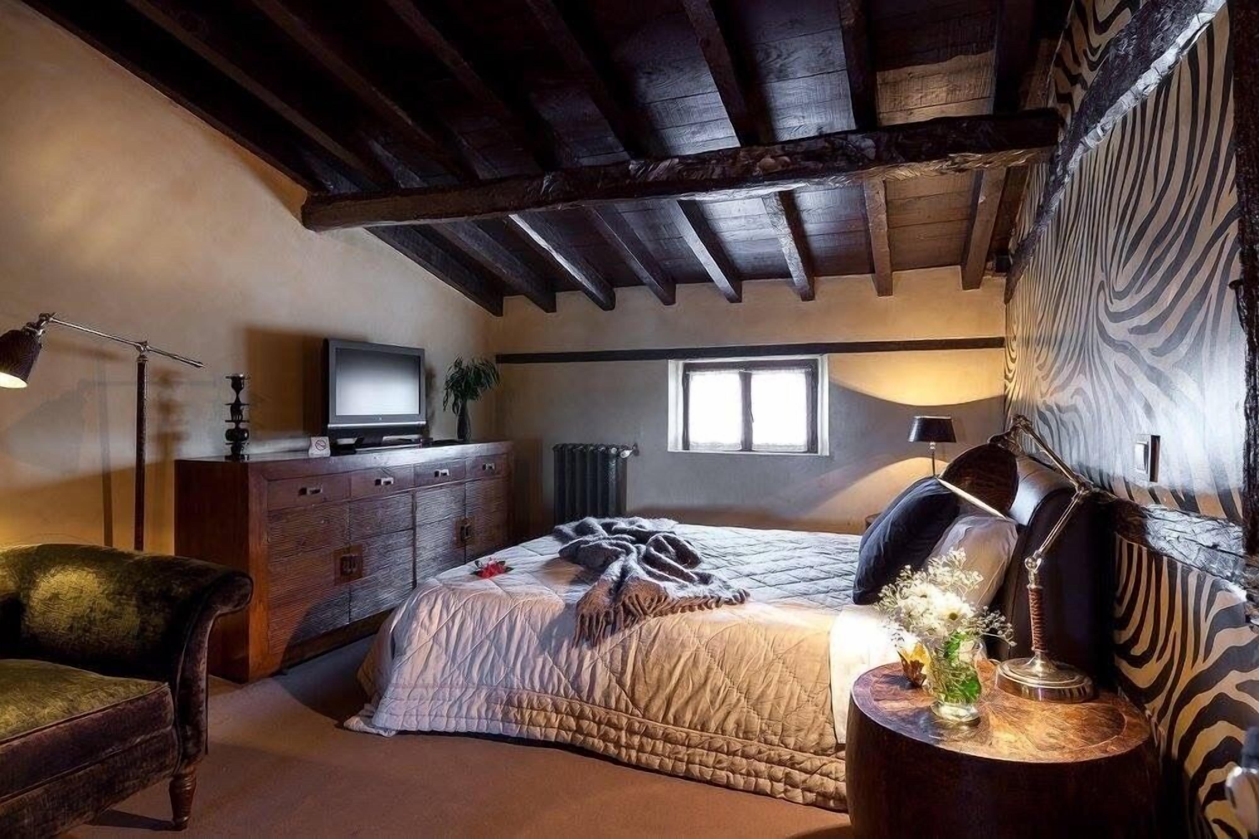 junior studio suite, fireplace | individually decorated, blackout curtains, free wifi, bed sheets