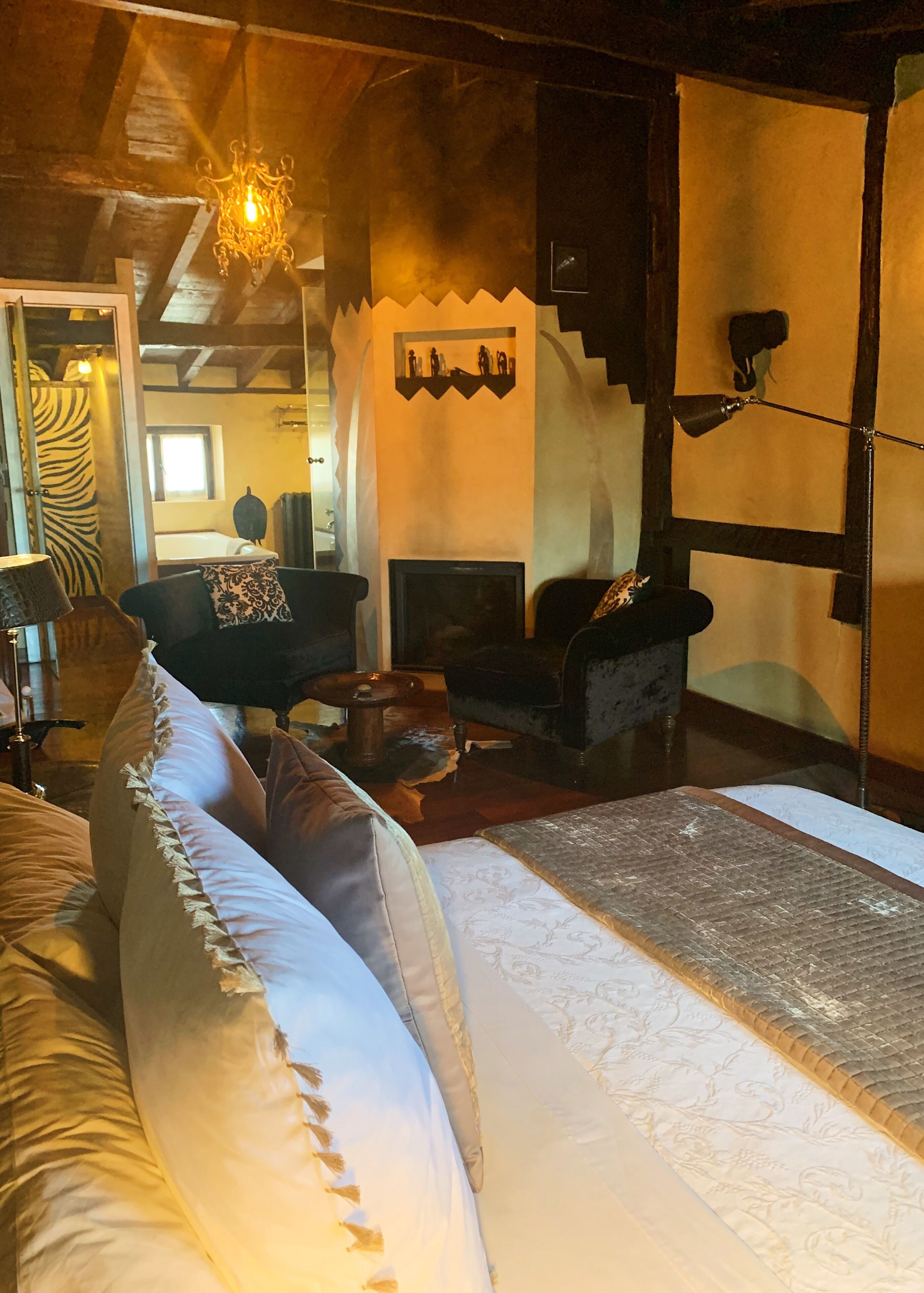 junior studio suite, fireplace | individually decorated, blackout curtains, free wifi, bed sheets