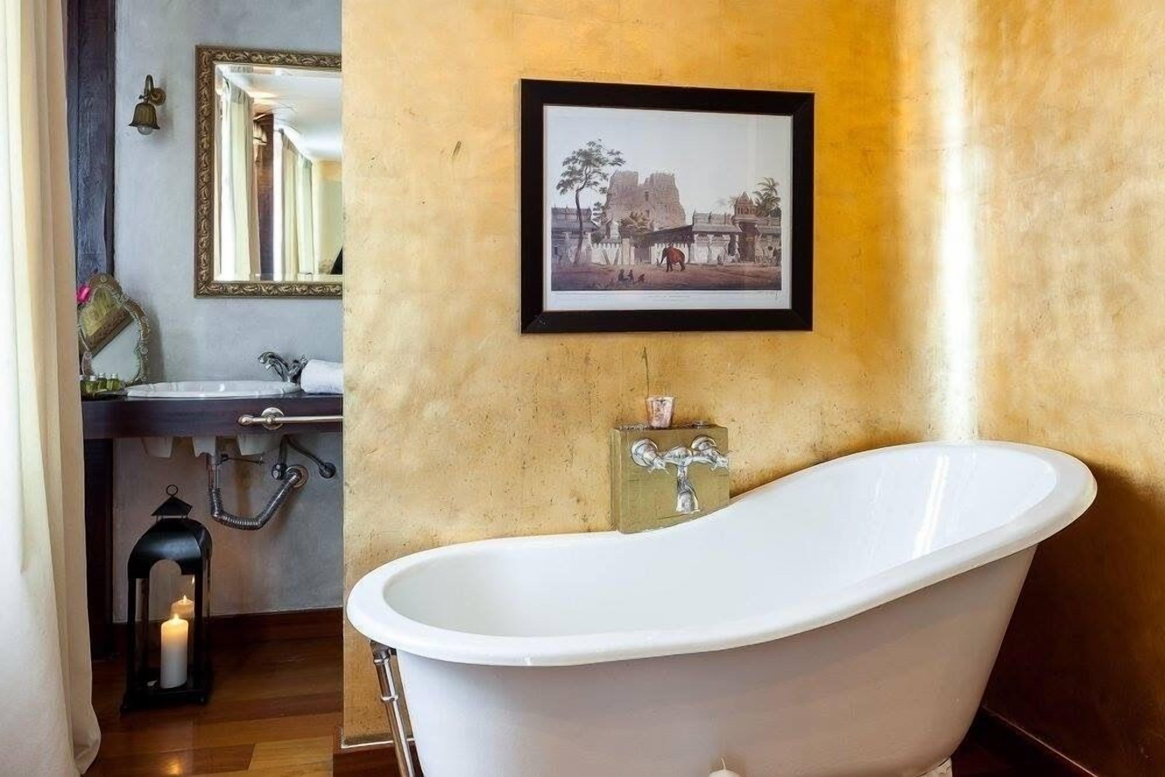 deluxe double room | deep-soaking bathtub