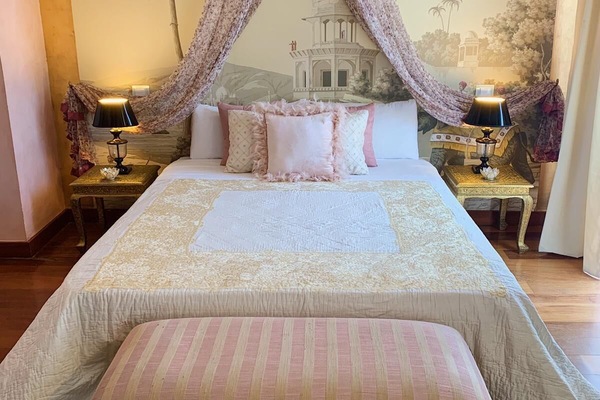 Decoración personalizada, cortinas blackout, wifi gratis y ropa de cama