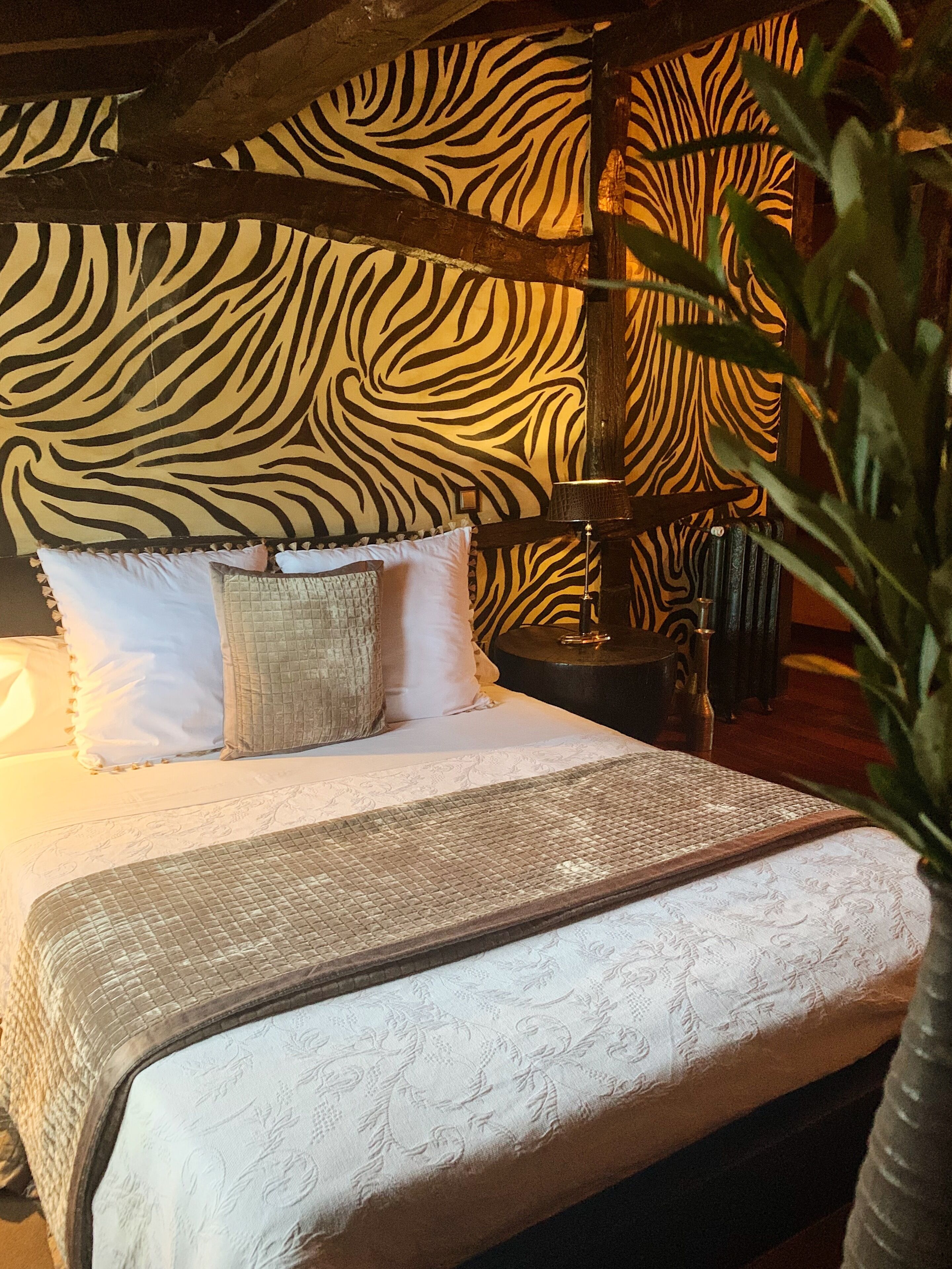 junior studio suite, fireplace | individually decorated, blackout curtains, free wifi, bed sheets