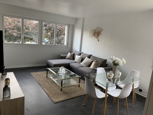 Een televisie en een stereo