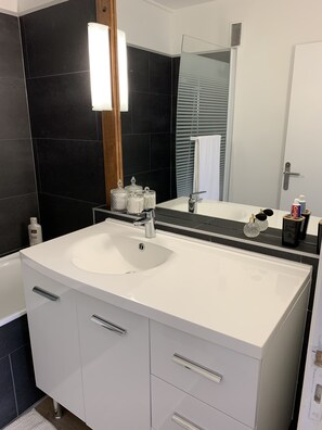 Een haardroger, handdoeken, zeep, shampoo