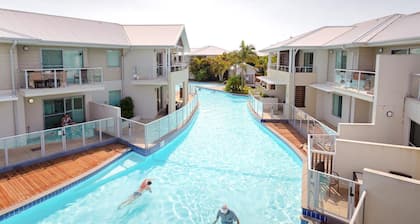 Pacific Blue 245-265 Sandy Point Rd - Dual Key Access, air conditioned unit with resort facilities and linen supplied