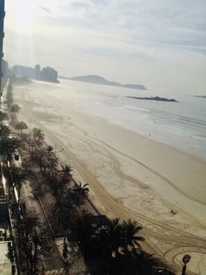 Espreguiçadeiras, guarda-sóis 