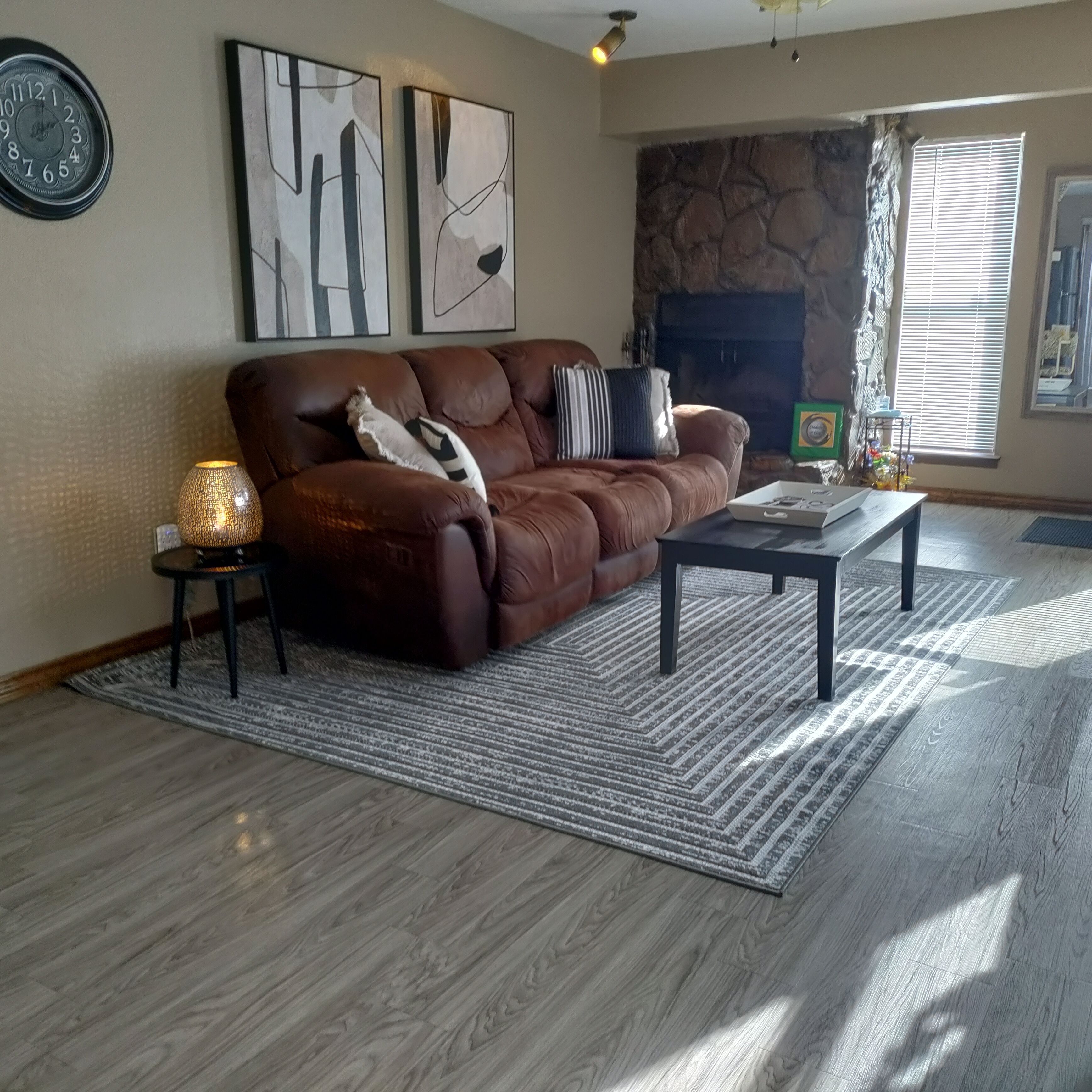 电视、壁炉、书