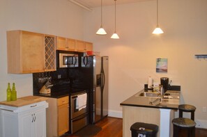 Fridge, coffee/tea maker - ⭐️ Upscale Dwntwn Apt⭐️Fast Wifi⭐️43TV ❤️ Free ☕️ (Richmond)