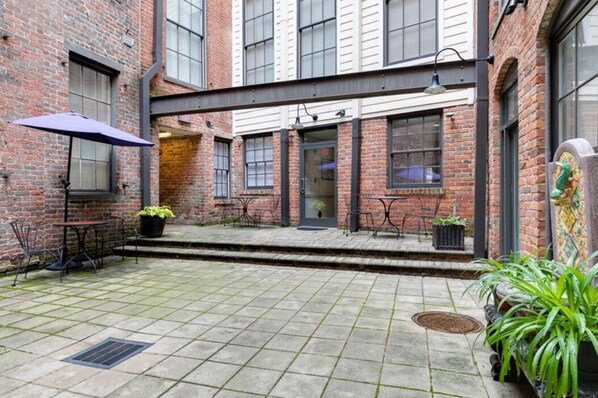 Terrace/patio - ⭐️ Upscale Dwntwn Apt⭐️Fast Wifi⭐️43TV ❤️ Free ☕️ (Richmond)