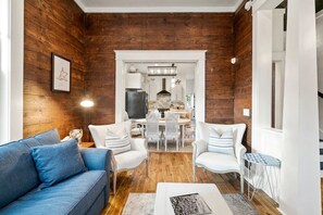 Smart-TV, Kamin, Bücher, Stereoanlage