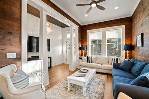 Smart-TV, Kamin, Bücher, Stereoanlage