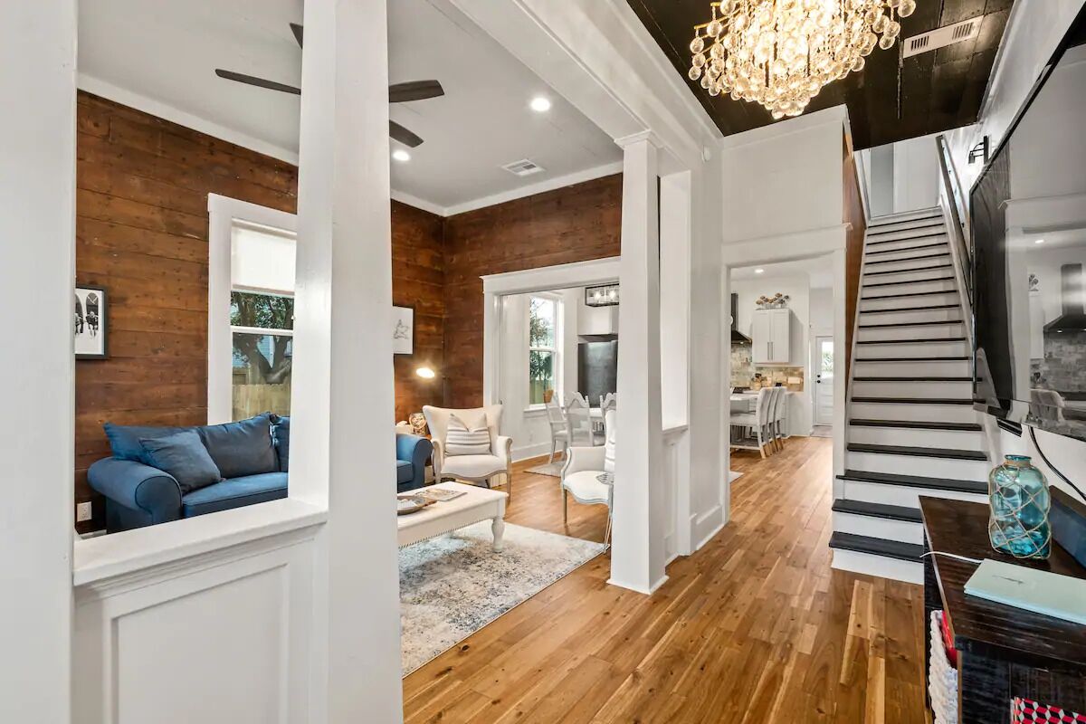 Smart TV, chimenea, libros, estéreo