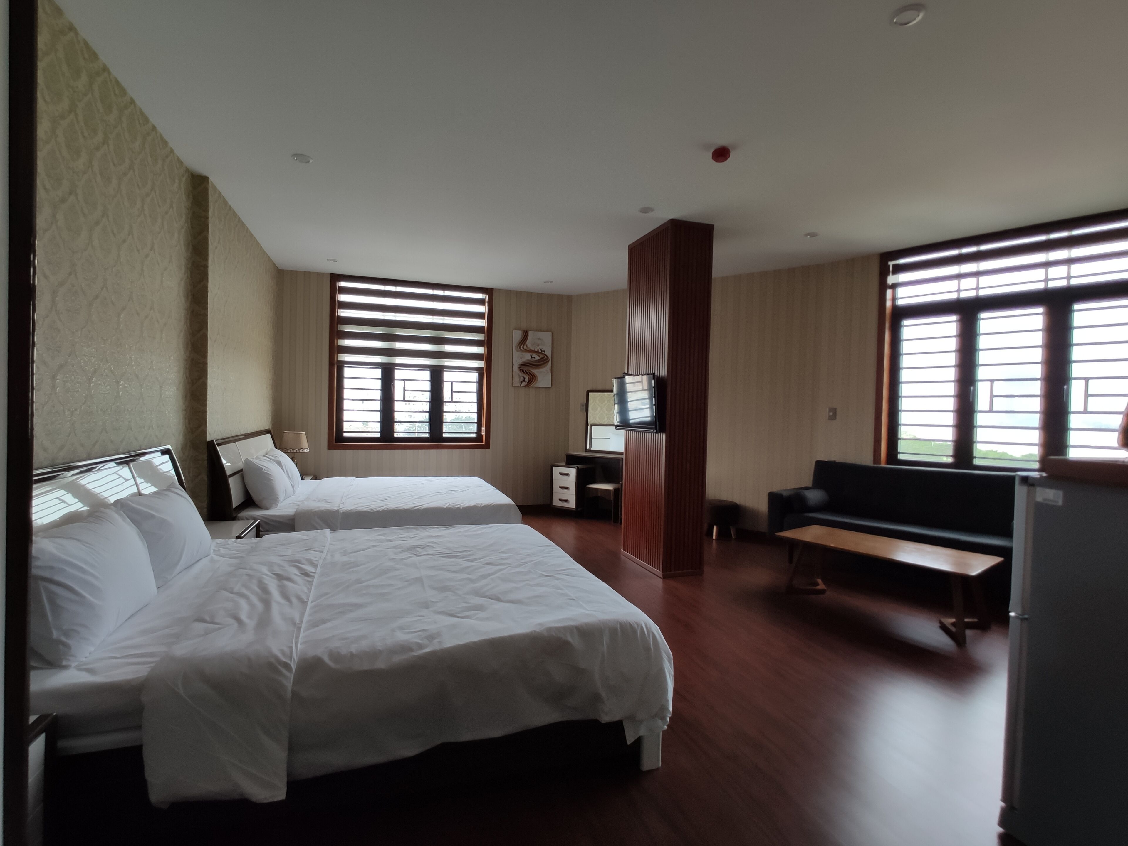 Quarto quádruplo empresarial | Escrivaninha, cortinas blackout, ferros/tábuas de passar roupa