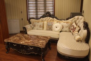 Business Quadruple Room | Living room - Nora 2 Apartment (Da Nang)