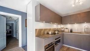 A modern kitchen with a built-in oven, a stove, and a sink. - Flat 6 pers - modern, central, ski in ski out (CHATEL)