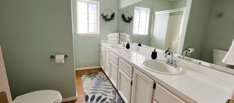 Cozy 4B House with Pool Table, Near Nike/Intel, 10miles to downtown Portland