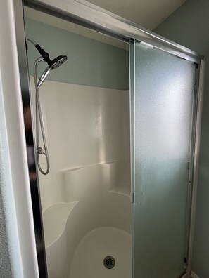 Combined shower/bathtub, hair dryer, towels, soap