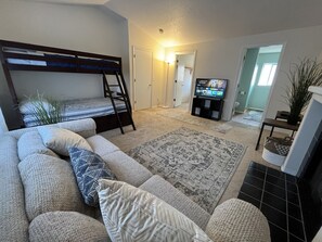 4 bedrooms, iron/ironing board, free WiFi, bed sheets