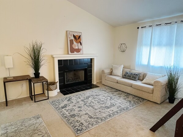 スマートテレビ、暖炉、卓球台