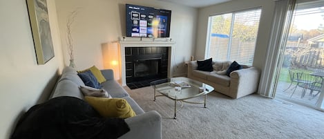 Smart-tv, een open haard en een tafeltennistafel