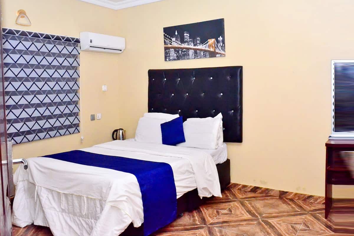 3 bedrooms, Egyptian cotton sheets, premium bedding, down duvets
