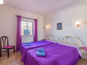 4 bedrooms, desk, WiFi