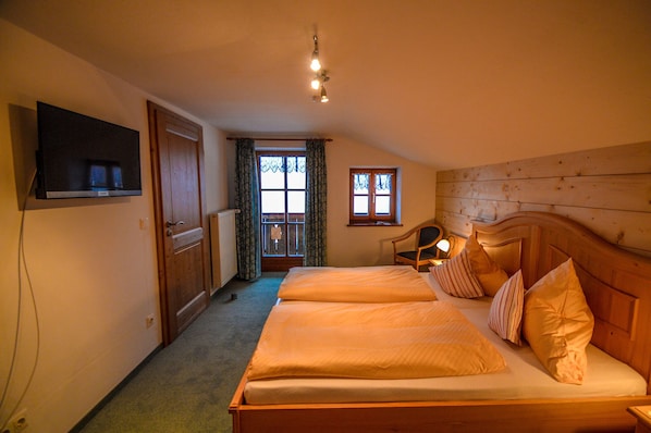 2 bedrooms, internet, bed sheets