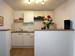 Kühlschrank, Ofen, Herdplatte, Wasserkocher mit Kaffee-/Teezubehör