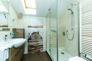Shower, hair dryer, towels - Cozy apartment, 45m², balcony and separate kitchen (Reit im Winkl)