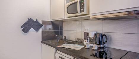 Fridge, microwave, dishwasher, cookware/dishes/utensils