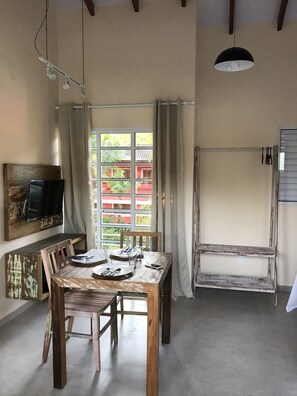 Quarto casal superior | Área de estar | Smart TV