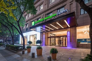 Exterior - Holiday Inn Express Ningbo City Center by IHG (Ningbo)