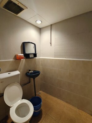 Habitación básica doble | Baño | Regadera, toallas, jabón, shampoo 