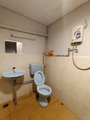 Economy-Vierbettzimmer | Badezimmer | Dusche, Handtücher, Seife, Shampoo
