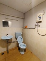 经济四人房 | 浴室 | 淋浴设施、毛巾、肥皂、洗发水