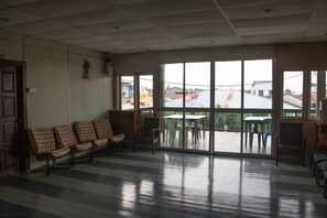 Coin salon dans le hall