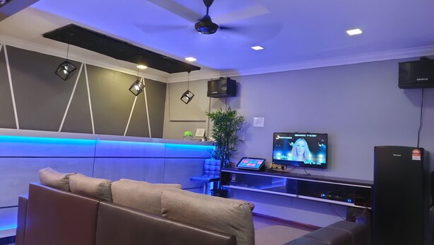 A modern living room with a sofa, a television, and a sound system. - Sea Lion Villa Stay Pulau Ketam (Pulau Ketam)