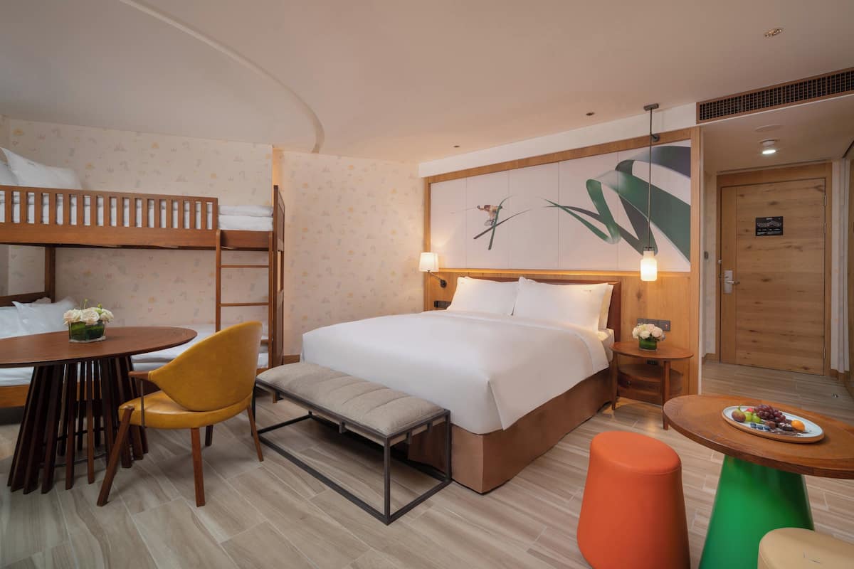 Quarto premium, várias camas (Family) | Frigobar, cofres nos quartos, escrivaninha