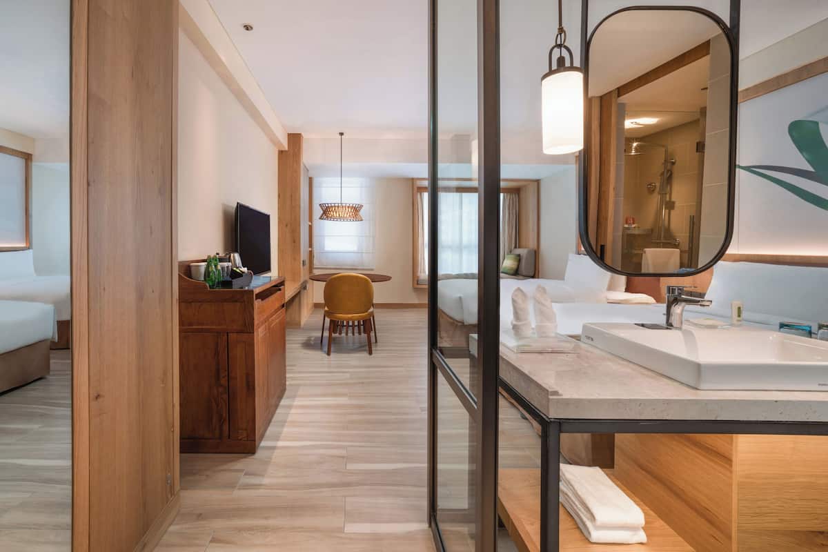 Frigobar, cofres nos quartos, escrivaninha