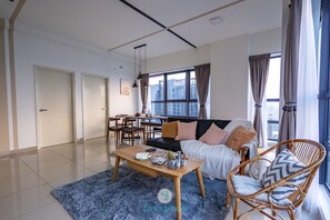 Spacious Apartment (8 pax) | Living room | Smart TV - Arte Plus KLCC by FavSpace (Kuala Lumpur)
