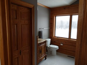 Hiustenkuivaaja, pyyhkeet, saippua, vessapaperi